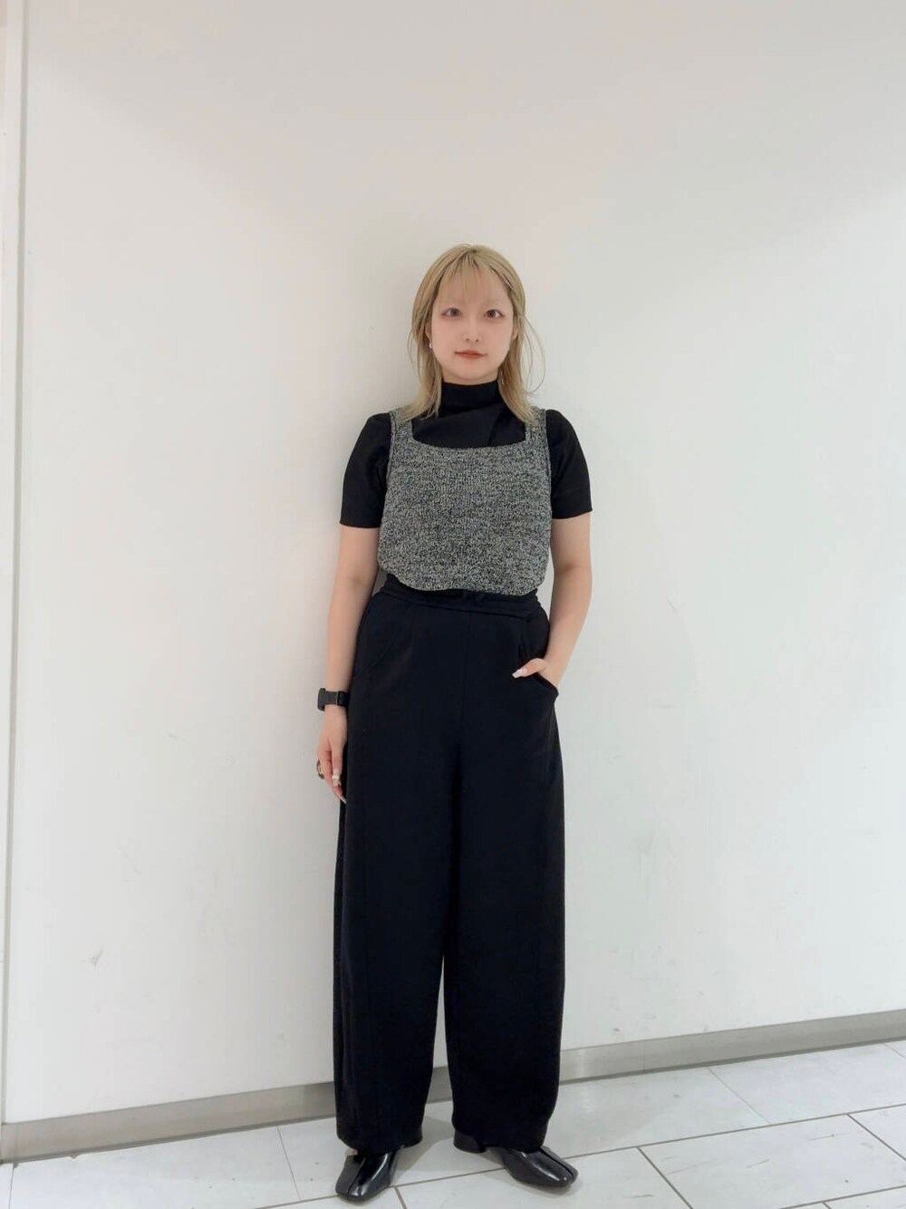 ブラック系のパンプス、ブラック系のその他パンツ、ブラック系のタンクトップを着用したレディースの夏コーディネートの1枚目の写真