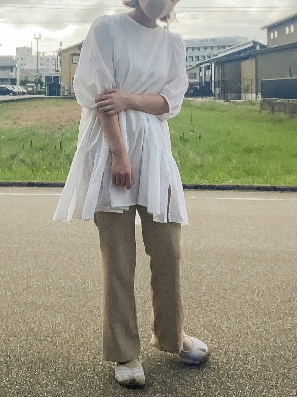 「カジュアル、秋のコーデ、ootd、ワンピーススタイル、着回しコーデ、淡色コーデ、オトナカジュアル、おしゃれさんと繋がりたい、ナイキエアリフト」｜「LOWRYS FARMのカラーフレアパンツ　864429（その他パンツ、ホワイト系）」を使った、rikoさん（レディース・160cm）の秋コーディネートの1枚目の写真