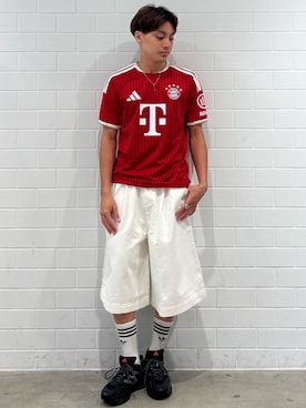 「adidas（アディダス）のFCバイエルン 26/27 ホームジャージー / アディダス adidas（Tシャツ/カットソー、レッド系）」を使った、SZさん（メンズ・178cm）の夏コーディネート