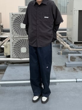 「OK YESTERDAY（オッケーイエスタデイ）のOK YESTERDAY / オーケー イエスタデイ ショートスリーブ スタンダードシャツ / SHORT-SLEEVE STANDARD SHIRT 2026年 夏 夏服（シャツ/ブラウス、ブラック系）」を使った、Tomo大さん（メンズ・175cm）の夏コーディネート