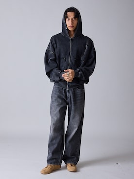 「Theater code（シアターコード）のDiamond Rivet Detachable Sleeve Design Zip-Up Hoodie / ひし形リベット付き デタッチャブルスリーブデザインジップパーカー 2026年 夏 夏服（パーカー、ブラック系）」を使った、Tomo大さん（メンズ・175cm）の夏コーディネート