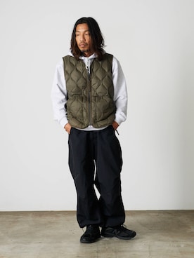 「アイテム（ダウンベスト）」を使った、Tomo大さん（メンズ・175cm・20代）の秋コーディネート