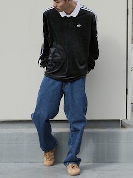 「adidas（アディダス）のadidas/アディダス VELOUR POLO LONG SLEEVE ベロア生地 ロングスリーブカットソー 2026年春夏（Tシャツ/カットソー、ブラック系）」を使った、Tomo大さん（メンズ・175cm）の冬コーディネート