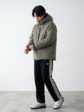 「adidas（アディダス）のadidas/アディダス ORI BOUCLE TP ブークル トラックパンツ ジャージ サイドライン ワイドパンツ メンズ レディース 2026年 秋 秋服 冬 冬服（その他パンツ、ブラック系）」を使った、Tomo大さん（メンズ・175cm）の秋コーディネート