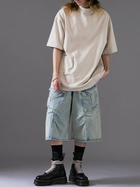 「Theater code（シアターコード）の【26SS再入荷】White Stitching Half Cargo Denim Pants/ホワイトステッチ ハーフカーゴデニムパンツ（デニムパンツ、ブルー系）」を使った、Tomo大さん（メンズ・175cm）の夏コーディネート