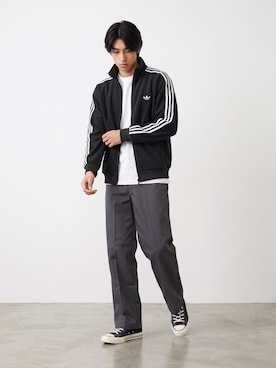 「Dickies（ディッキーズ）の【お気に入り数11万人突破】Dickies/ディッキーズ THE ORIGINAL FIT 874 TCツイル センタープレス スケーターパンツ レングス32インチ ワークパンツ イージーパンツ 秋 秋服 2026年秋冬（チノパンツ、グレー系）」を使った、Tomo大さん（メンズ・175cm）の秋コーディネート