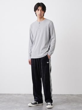 「adidas（アディダス）のadidas/アディダス ORI BOUCLE TP ブークル トラックパンツ ジャージ サイドライン ワイドパンツ メンズ レディース 2026年 秋 秋服 冬 冬服（その他パンツ、ブラック系）」を使った、Tomo大さん（メンズ・175cm）の秋コーディネート