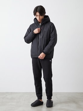 「GILDAN（ギルダン）のGILDAN/ギルダン 5.3oz プレミアムコットン 長袖無地Tシャツ ロングスリーブTee /ロンT 無地カットソー オーバーサイズ 秋 秋服 2026年秋冬（Tシャツ/カットソー、ホワイト系）」を使った、Tomo大さん（メンズ・175cm）の秋コーディネート