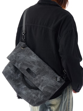「Theater code（シアターコード）のdyed pattern fake leather bag / ダイド パターン フェイクレザー バッグ 2026年 夏 夏服（ショルダーバッグ、グレー系）」を使った、Tomo大さん（メンズ・175cm）の夏コーディネート