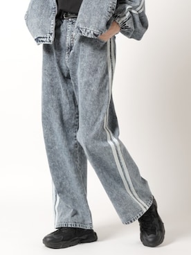 「Theater code（シアターコード）の【70％OFF】side line denim pants / サイドライン デニムパンツ 2026年 夏 夏服メンズ（デニムパンツ、ブルー系）」を使った、Tomo大さん（メンズ・175cm）の夏コーディネート