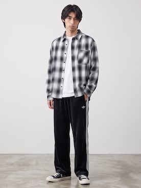 「adidas（アディダス）のadidas/アディダス ORI BOUCLE TP ブークル トラックパンツ ジャージ サイドライン ワイドパンツ メンズ レディース 2026年 秋 秋服 冬 冬服（その他パンツ、ブラック系）」を使った、Tomo大さん（メンズ・175cm）の秋コーディネート
