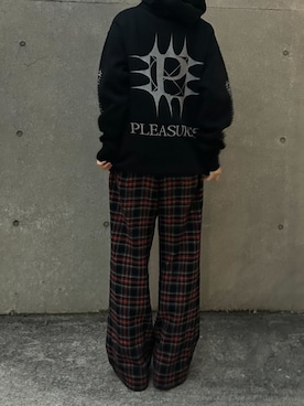 「PLEASURES（プレジャー）のアイテム（トップス）」を使った、Tomo大さん（メンズ・175cm）の秋コーディネート