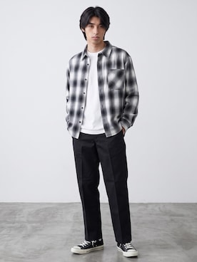 「GILDAN（ギルダン）のGILDAN/ギルダン 5.3oz プレミアムコットン 長袖無地Tシャツ ロングスリーブTee /ロンT 無地カットソー オーバーサイズ 秋 秋服 2026年秋冬（Tシャツ/カットソー、ホワイト系）」を使った、Tomo大さん（メンズ・175cm）の秋コーディネート