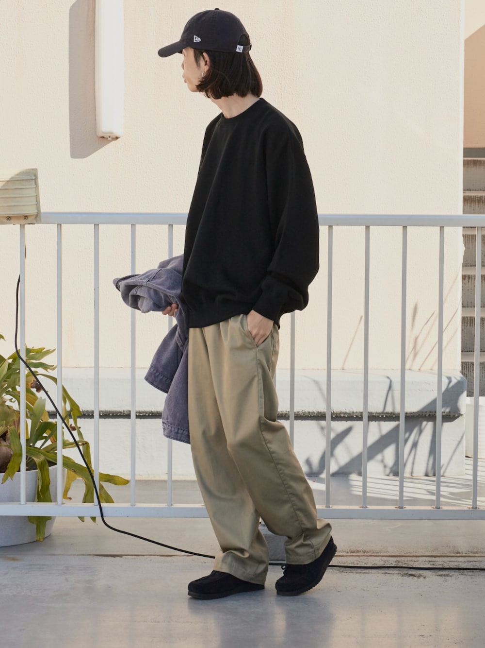 ブラック系のスウェットを着用したメンズの秋コーディネートの1枚目の写真