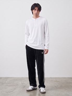 「AVIREX（アヴィレックス）のAVIREX/アビレックス DAILY RIB L/S HENLEY NECK T-SHIRT デイリー リブ 長袖 ヘンリーネック Tシャツ 抗菌防臭 ロンT 無地 シンプル 定番 ベーシック メンズ レディース 2026年 秋 秋服 冬 冬服（Tシャツ/カットソー、ブラック系）」を使った、Tomo大さん（メンズ・175cm）の秋コーディネート