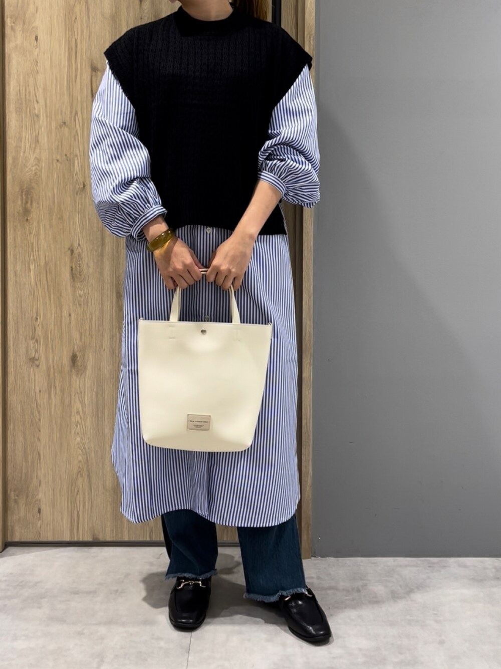 「シンプル、休日スタイル、おしゃれさんと繋がりたい、プチプラ、ロングワンピース、デニム、ニットベスト、秋のコーデ、秋コーデ、秋服準備はじめました、秋服、メランクルージュ、MelanCleuge、ストライプ、秋物」｜「Melan Cleugeのアイテム（ベスト、ブラック系）」を使った、mさん（レディース・158cm）の夏コーディネートの1枚目の写真