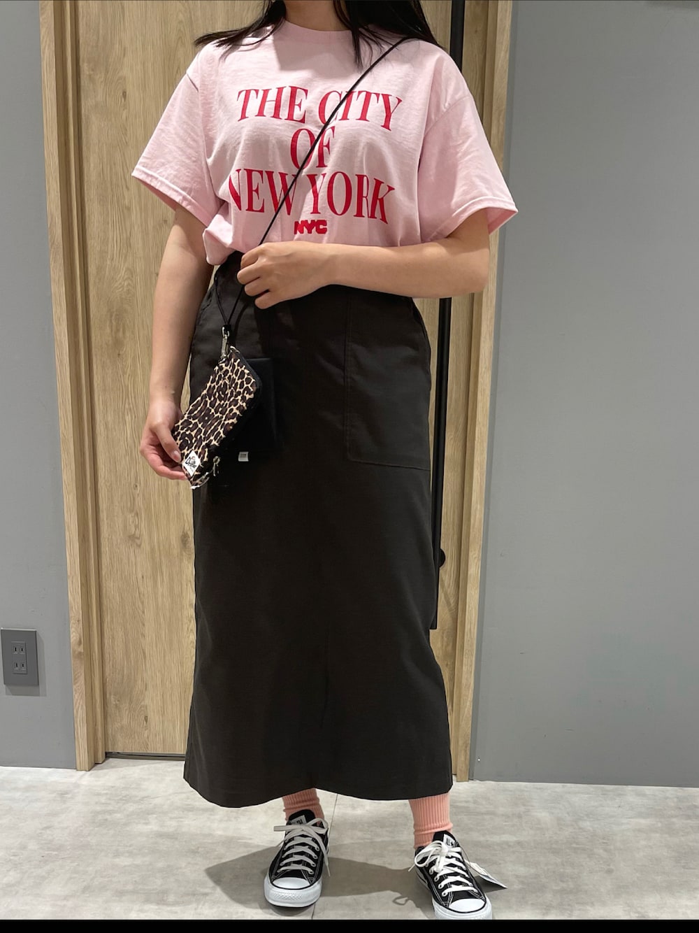 「初夏コーデ、オトナ女子、おしゃれさんと繋がりたい、春夏コーデ、カラーコーデ、プチプラコーデ、ピンク、ピンクTシャツ、GOOD ROCK SPEED、タイトスカート、オトナカジュアル、コンバース、ラフ、MelanCleuge、メランクルージュ」｜「GOOD ROCK SPEEDの【WEB限定】NYC Tee（Tシャツ/カットソー、ピンク系）」を使った、mさん（レディース・158cm）の春コーディネートの1枚目の写真