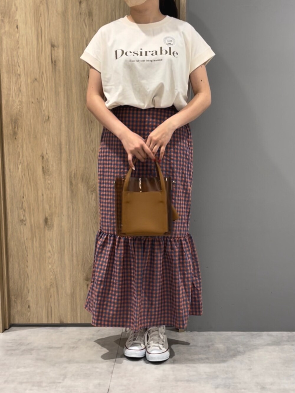 「夏、お出かけコーデ、カラー×コーデ、ピンク、カジュアル、プチプラ、プチプラコーデ、クリアバッグ、コンバース、スニーカー、スニーカーコーデ、ハイカットスニーカー、ブルー、ティアードスカート、ギンガムチェック」｜「Melan Cleugeのアイテム（Tシャツ/カットソー、ホワイト系）」を使った、mさん（レディース・158cm）の夏コーディネートの1枚目の写真