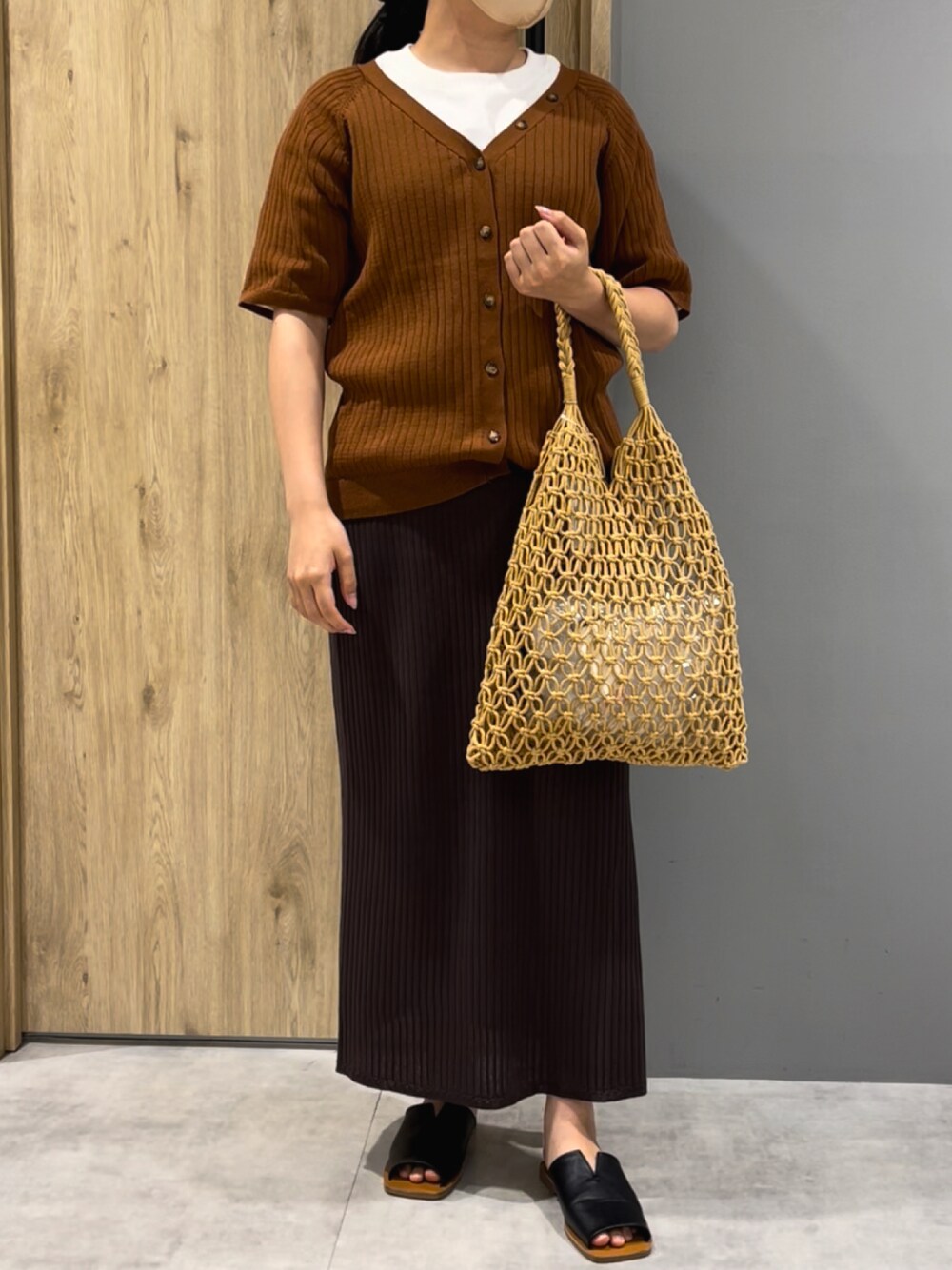 「休日コーデ、ラクチンコーデ、カジュアル、スカートスタイル、プチプラ、Tシャツ、トートバッグ、ベージュコーデ、ブラウン、春夏コーデ、ootd、白Tシャツ、MelanCleuge、タイトスカート、サマーニット」｜「Melan Cleugeのアイテム（トートバッグ、ベージュ系）」を使った、mさん（レディース・158cm）の夏コーディネートの1枚目の写真