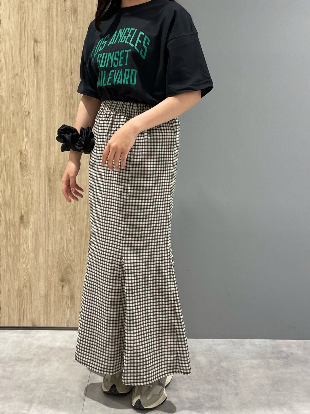 「メランクルージュ、初夏コーデ、Tシャツ、スニーカーコーデ、おしゃれさんと繋がりたい、プチプラコーデ、スカート、スカート×スニーカー、スカートスタイル、夏だ！Tシャツ着よう！、夏、チェックスカート、MelanCleuge」｜「Melan Cleugeのアイテム（Tシャツ/カットソー、ブラック系）」を使った、mさん（レディース・158cm）の春コーディネートの1枚目の写真