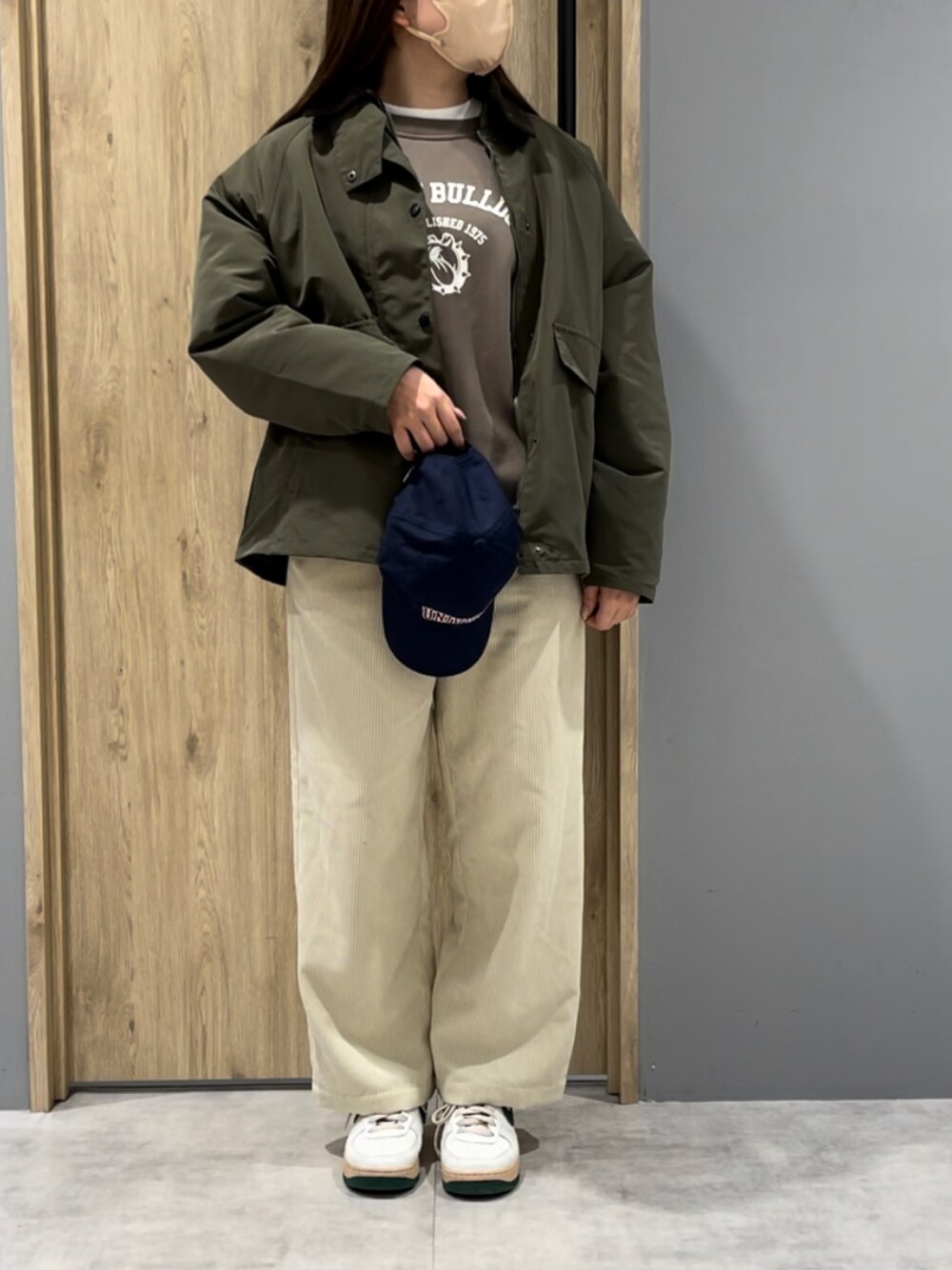 「シンプルスタイル、冬コーデ、ラクチンコーデ、休日スタイル、カジュアルコーデ、シンプル、着回しコーデ、パンツスタイル、おしゃれさんと繋がりたい、プチプラ、今日のコーデ、低身長コーデ、私の推しブランド、メンズライク、スニーカー」｜「UNIVERSAL OVERALLの【UNIVERSAL OVERALL(ユニバーサルオーバーオール)】ロゴCAP（キャップ、ブルー系）」を使った、mさん（レディース・158cm）の冬コーディネートの1枚目の写真