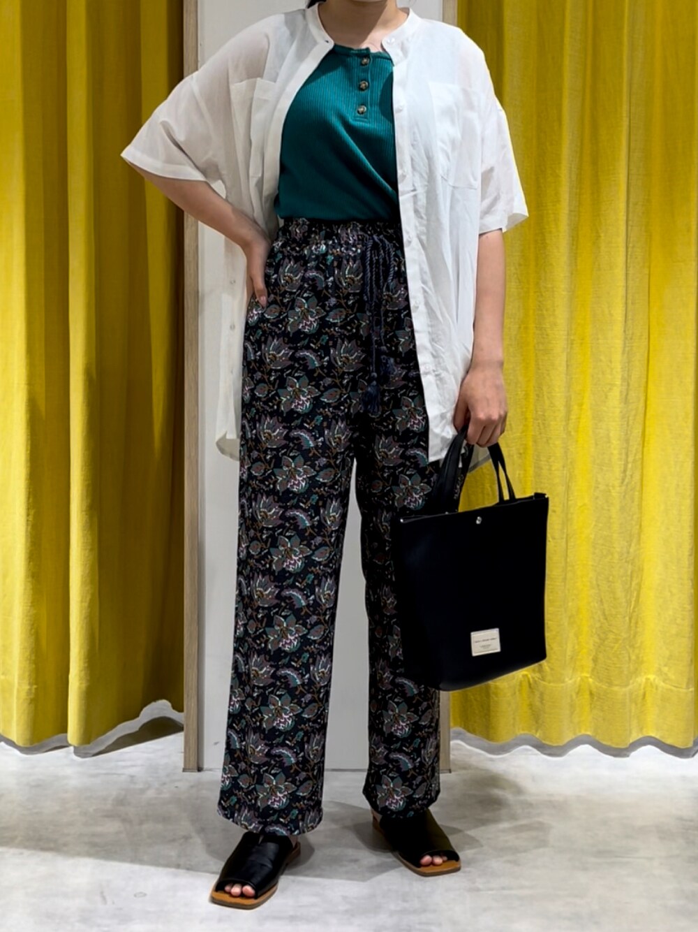 「夏コーデ、休日コーデ、柄パンツ、ブラウス、花柄、カラーコーデ、ラフコーデ、きれいめカジュアル、サンダル、タンクトップ、ootd、メランクルージュ、ラクチンコーデ、カジュアル、プチプラ」｜「Melan Cleugeのアイテム（シャツ/ブラウス、ホワイト系）」を使った、mさん（レディース・158cm）の夏コーディネートの1枚目の写真