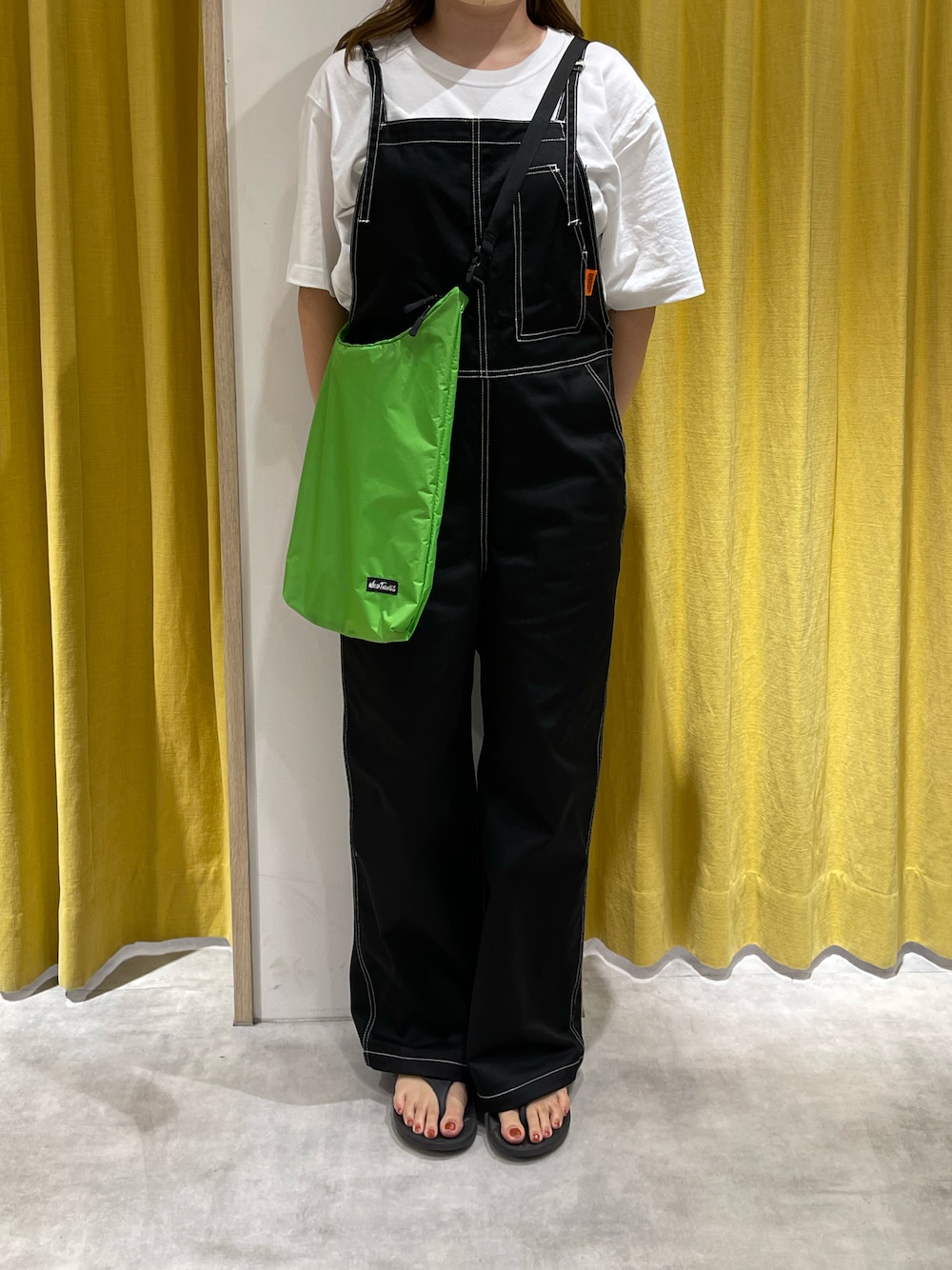 「休日スタイル、オトナカジュアル、ラフコーデ、シンプル、おしゃれさんと繋がりたい、カジュアル、低身長コーデ、オーバーオール、Tシャツ、universaloverall、メランクルージュ、MelanCleuge、ブラック、サンダル、今日のコーデ」｜「UNIVERSAL OVERALLのUNIVERSAL OVERALL: ストラップ ツイル オーバーオール（サロペット/オーバーオール、ブラック系）」を使った、mさん（レディース・158cm）の夏コーディネートの1枚目の写真