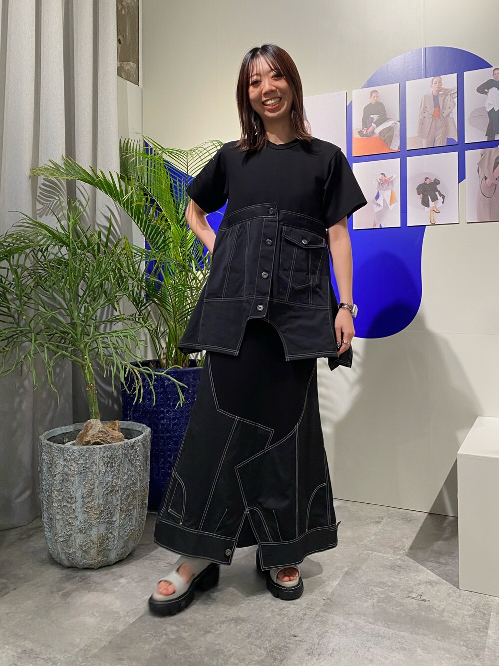 ブラック系のスカート、ブラック系のTシャツ/カットソーを着用したレディースの冬コーディネートの1枚目の写真