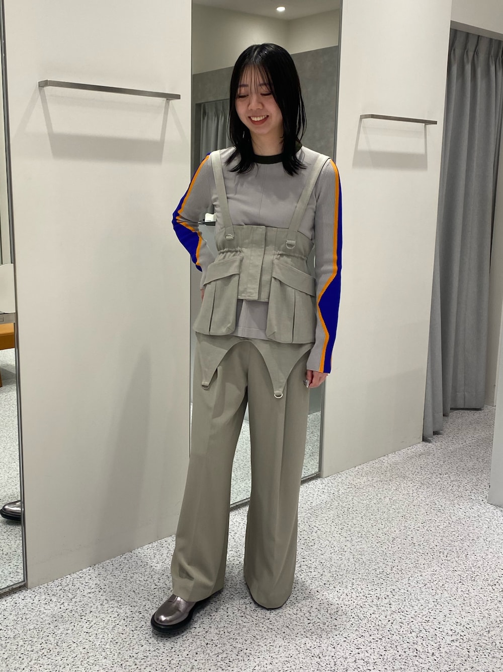 ベージュ系のその他パンツ、ベージュ系のニット/セーター、シルバー系のブーツを着用したレディースの冬コーディネートの1枚目の写真