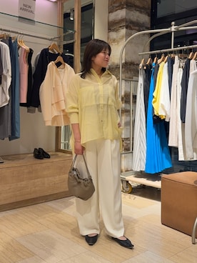 「Jena espace merveilleux(ジェナ エスパスメルヴェイユ)の【ドライタッチ/通気性◎】バックシャーリングシャツ(シャツ/ブラウス、イエロー系)」を使った、chihiroさん(レディース・153cm)の春コーディネート