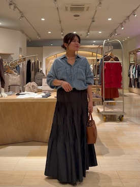 「Jena espace merveilleux（ジェナ　エスパスメルヴェイユ）のテンセルバックシャーリングデニムシャツ（シャツ/ブラウス、ブルー系）」を使った、chihiroさん（レディース・153cm）の秋コーディネート