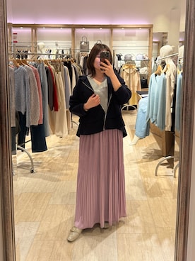 「Jena espace merveilleux(ジェナ エスパスメルヴェイユ)の【春まで着れる】ラメプレーティングVニット(ニット/セーター、グレー系)」を使った、chihiroさん(レディース・153cm)の春コーディネート