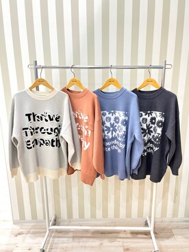 「SHOO・LA・RUE（シューラルー）の【体型カバー】ちくちくしにくい お花ロゴジャカードスウェットライクニット（ニット/セーター、ブルー系）」を使った、ツムツムさん（レディース・170cm）の冬コーディネート