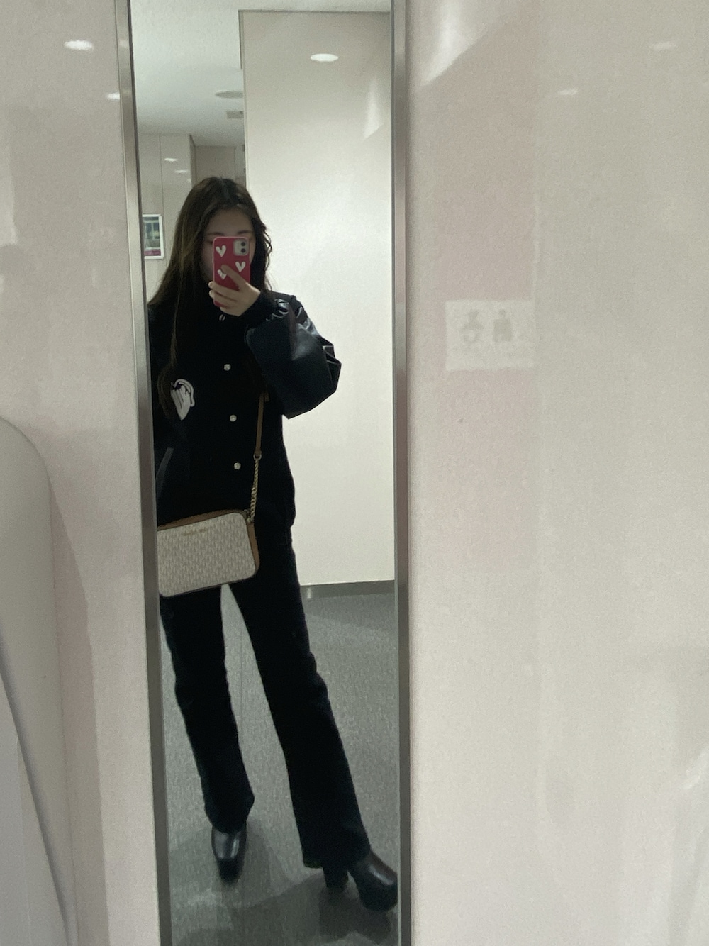 「最近のいい感じコーデ」｜「MICHAEL KORSのMICHAEL KORS MK SIGNTURE JET SET CAMERA BAG マイケル コース シグネチャー ショルダーバッグ（ショルダーバッグ、ホワイト系）」を使った、sorachan38さん（レディース・163cm）の冬コーディネートの1枚目の写真