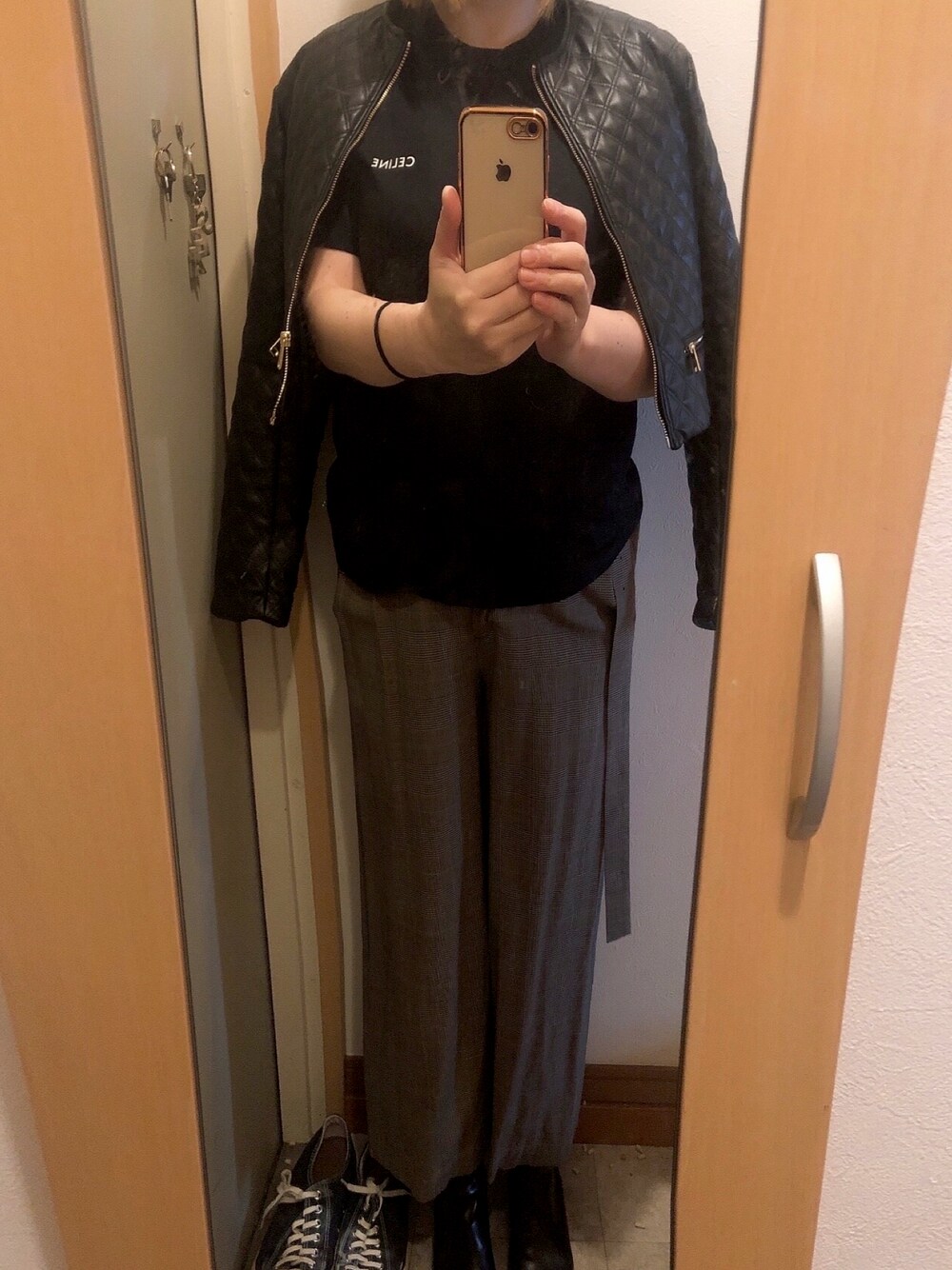 「CELINEのアイテム（Tシャツ/カットソー、ブラック系）」を使った、530621mikiさん（レディース・166cm）の冬コーディネートの1枚目の写真