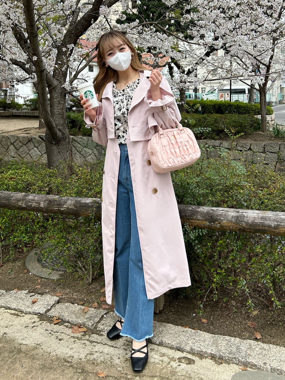 「ナイスクラップ、お花見コーデ、お花見、桜、ブラウス、ブラウス×デニム、デニム、デニムパンツ、ピンク、ピンクコーデ、ハンドバッグ、春コーデ、春」｜「one after another NICE CLAUPのヘルシーな肌見せ。2wayオフショルブラウス（シャツ/ブラウス、ブラック系）」を使った、けるさん（レディース・159cm）の春コーディネートの1枚目の写真