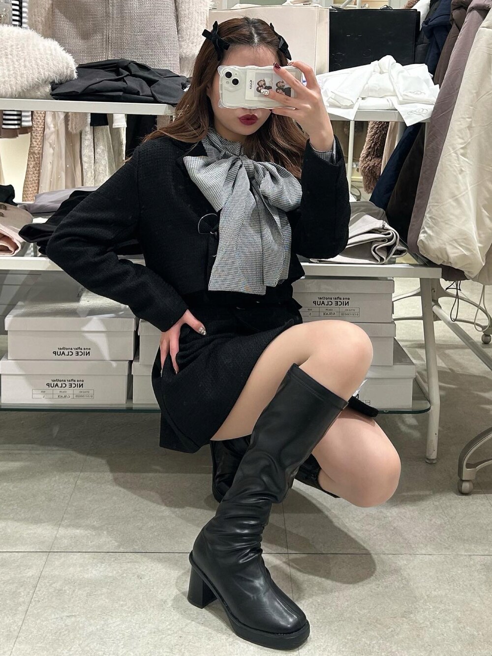 「セットアップ、モノトーン、モノトーンコーデ、ナイスクラップ、ボウタイブラウス、リボン、春コーデ、春、ヘアアレンジ、バレッタ、ロングブーツ、ブーツコーデ」｜「one after another NICE CLAUPの【取り外し可能】ボウタイリボンブラウス（シャツ/ブラウス、ブラック系）」を使った、けるさん（レディース・159cm）の冬コーディネートの1枚目の写真