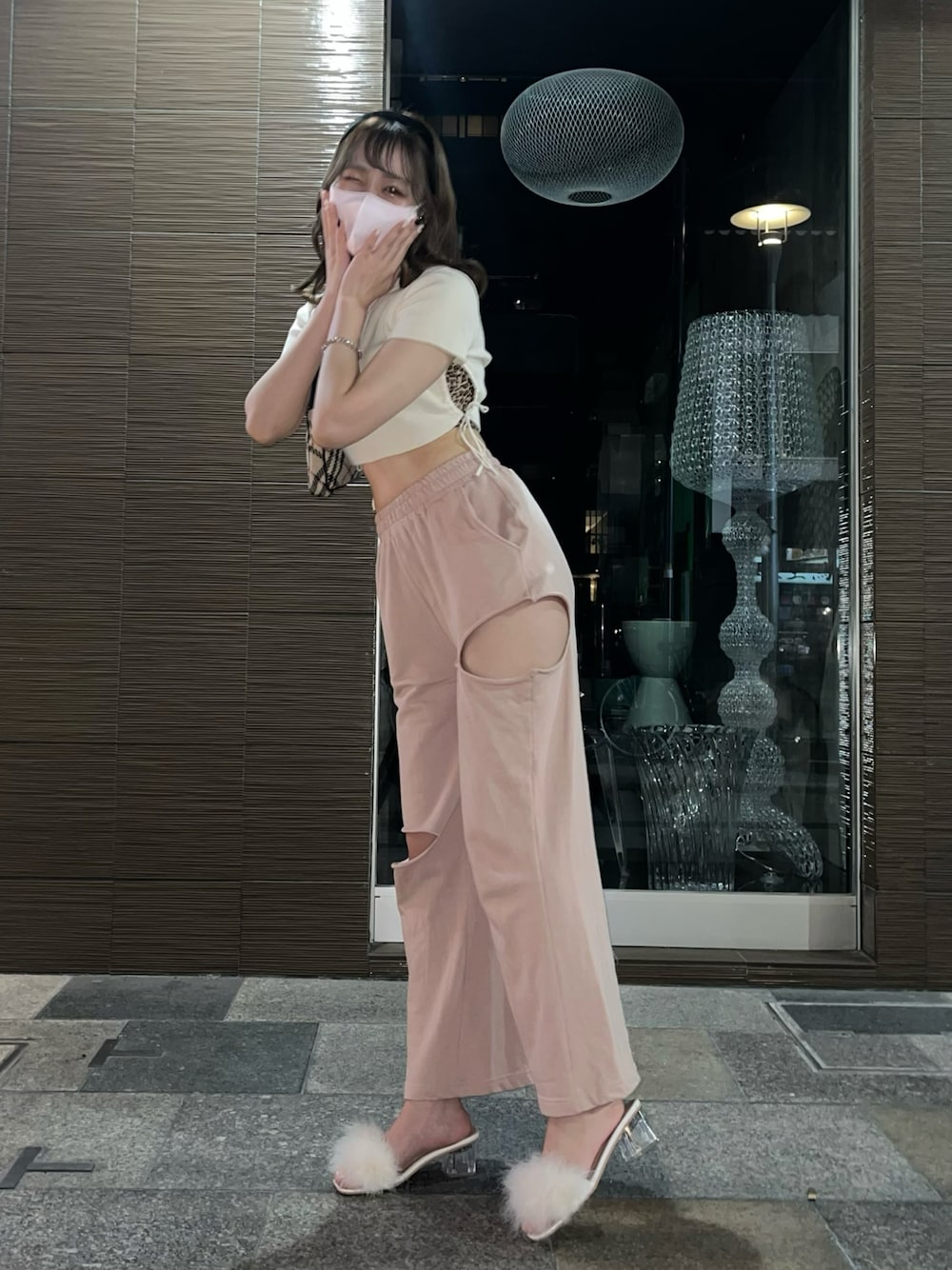 「ラクチンコーデ、夏コーデ、スウェット、サマーニット、腹チラ、ファー小物、ファーサンダル、カチューシャ、ザラ、ダーリッチ、骨格ウェーブ、休日スタイル、休日コーデ、レオパード、ピンク」｜「ZARAのアイテム（ニット/セーター、ホワイト系）」を使った、けるさん（レディース・159cm）の夏コーディネートの1枚目の写真
