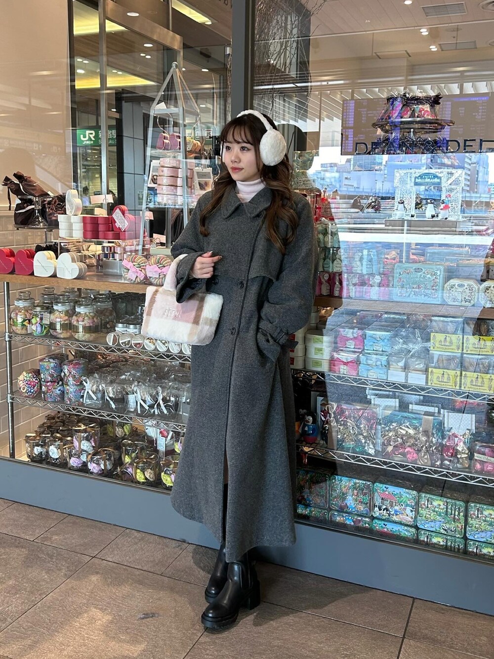 「ナイスクラップ、アウター、ロングコート、骨格ナチュラル、イエベ春、冬コーデ、冬、ブーツ、グレーコート」｜「one after another NICE CLAUPの【パルクロ先行】Ｍ.Lサイズ展開/ロングコート（ステンカラーコート、グレー系）」を使った、けるさん（レディース・159cm）の冬コーディネートの1枚目の写真