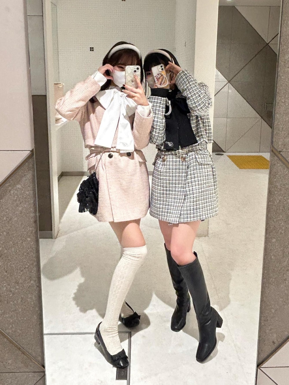 「フレンチガーリー、セットアップ、ジャケット、双子コーデ、シミラールック、カチューシャ、ロングブーツ、参戦服、おそろいコーデ、ガーリー、ガーリーコーデ、ナイスクラップ」｜「one after another NICE CLAUPのN刺繍ボウタイブラウス　2023SS（シャツ/ブラウス、ホワイト系）」を使った、けるさん（レディース・159cm）の冬コーディネートの1枚目の写真