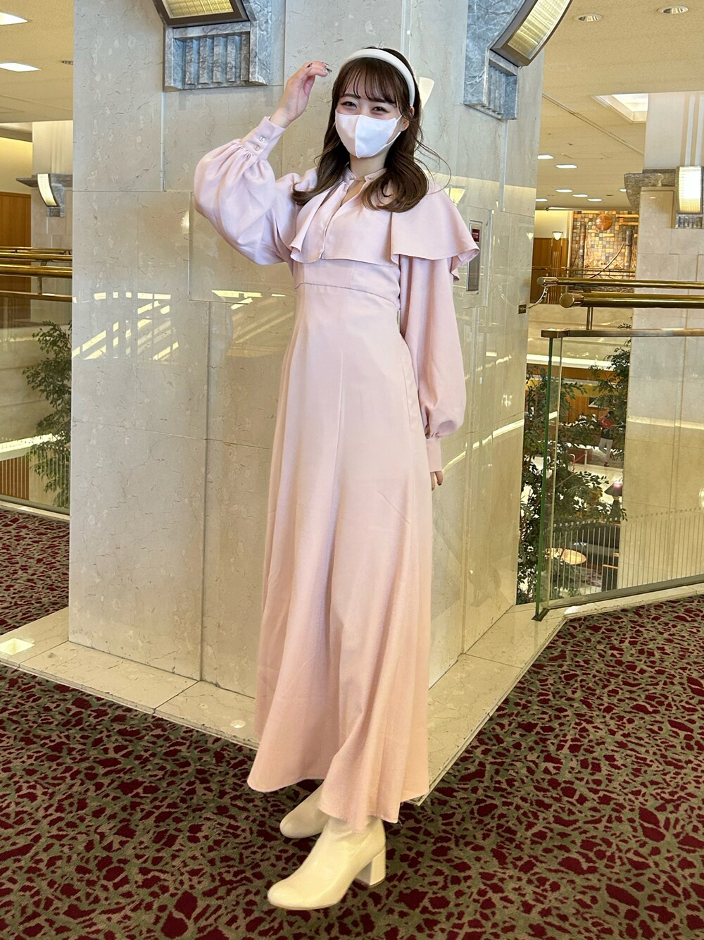 「ナイスクラップ、ワンピース、ケープ、ロングワンピース、春コーデ、春、ブーツ、ワントーンコーデ、ピンク、ピンクコーデ、カチューシャ」｜「one after another NICE CLAUPの【スタッフ考案】取り外し可能/ケープロングワンピース（ワンピース、ピンク系）」を使った、けるさん（レディース・159cm）の冬コーディネートの1枚目の写真
