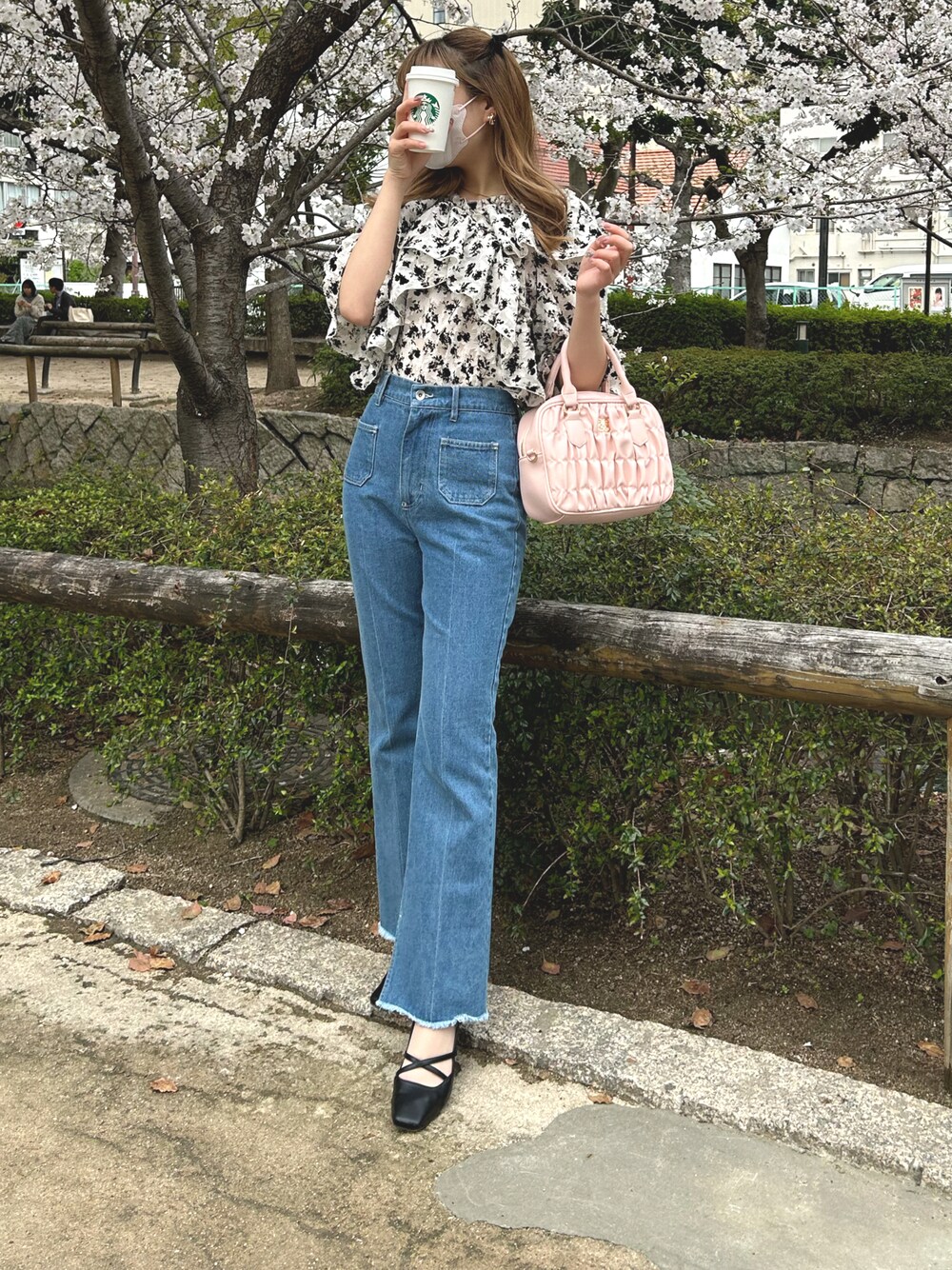 「ナイスクラップ、春コーデ、春、お花見コーデ、お花見、桜、デニム、デニムパンツ、ブラウス、骨格ウェーブ、ピンク」｜「one after another NICE CLAUPのヘルシーな肌見せ。2wayオフショルブラウス（シャツ/ブラウス、ブラック系）」を使った、けるさん（レディース・159cm）の春コーディネートの1枚目の写真