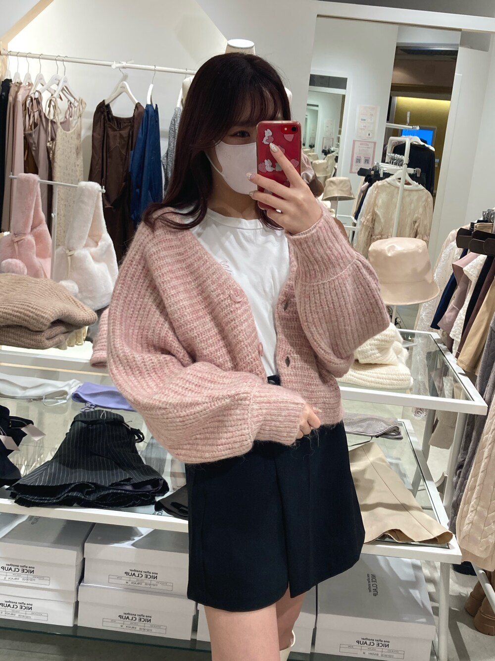 「秋のコーデ、ナイスクラップ、淡色コーデ、淡色女子、淡色カーディガン、Tシャツ、カーディガン、ふわふわニット、ワンアフターアナザーナイスクラップ、秋、秋冬コーデ、スカパン、ピンクコーデ」｜「one after another NICE CLAUPの着回し万能淡色クロップドカーディガン（カーディガン/ボレロ、ピンク系）」を使った、けるさん（レディース・159cm）の秋コーディネートの1枚目の写真