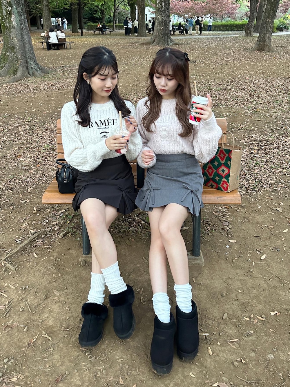 「ナイスクラップ、冬コーデ、ニット、ピンク、リボン、ミニスカート、ムートンブーツ、ルーズソックス」｜「one after another NICE CLAUPのフロント刺繍ケーブルニット（ニット/セーター、ピンク系）」を使った、けるさん（レディース・159cm）の秋コーディネートの1枚目の写真
