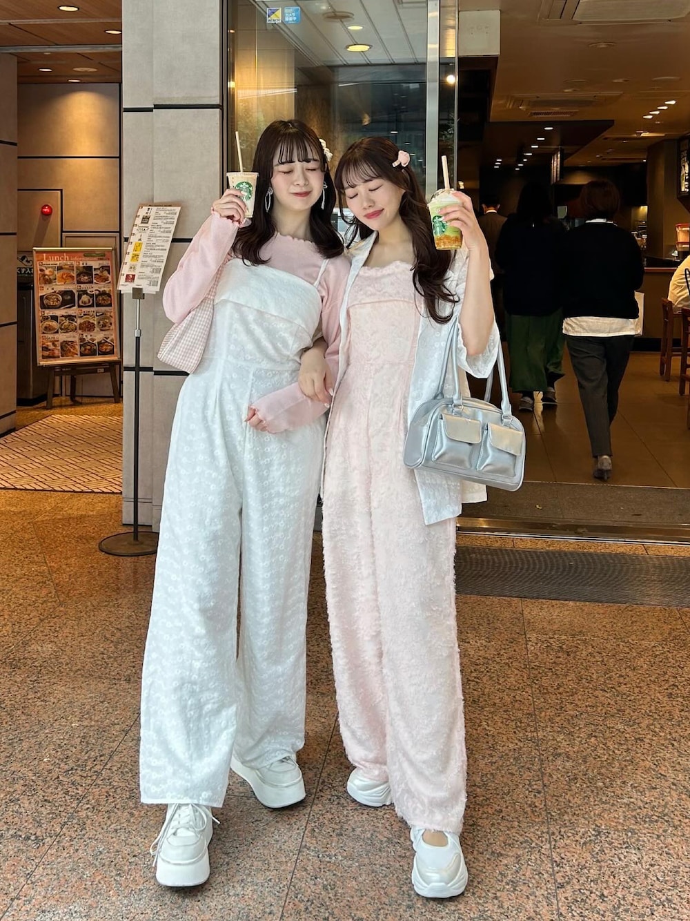 「ナイスクラップ、春服みてみて、春服、おでかけコーデ、お花見コーデ、花柄、サロペット、シミラールック」｜「one after another NICE CLAUPの【flower collection】フラワーサロペット（サロペット/オーバーオール、ピンク系）」を使った、けるさん（レディース・159cm）の春コーディネートの1枚目の写真