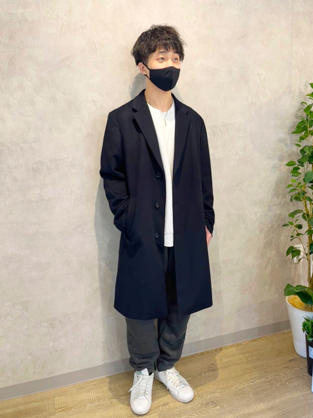 ホワイト系のニット/セーター、その他のチェスターコート、グレー系のスウェットパンツを着用したメンズの冬コーディネートの1枚目の写真