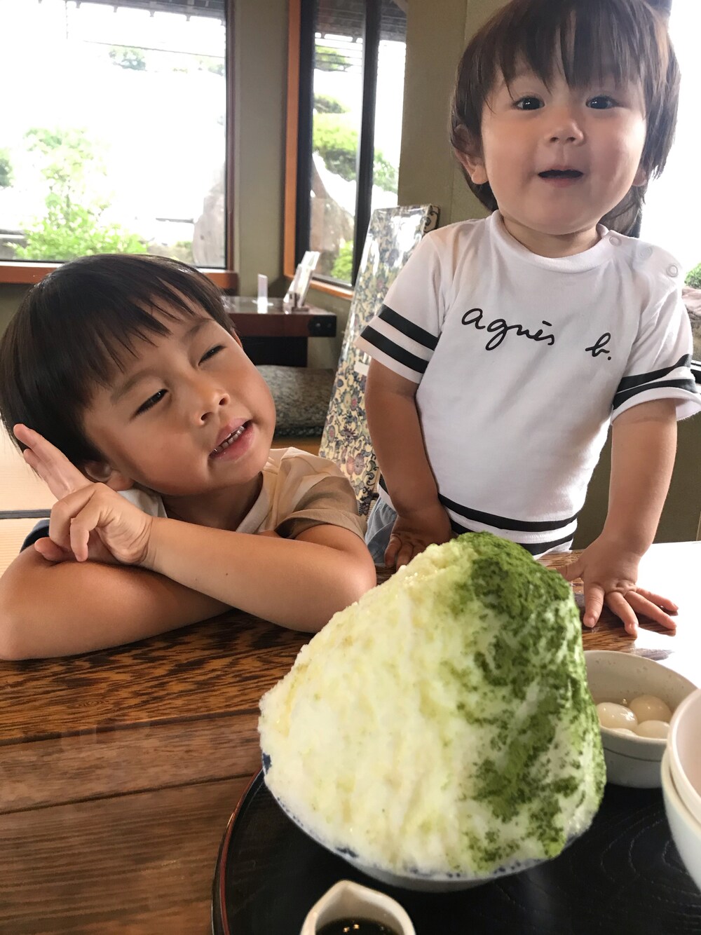 ホワイト系のTシャツ/カットソー、ホワイト系のTシャツ/カットソーを着用したキッズの夏コーディネートの1枚目の写真