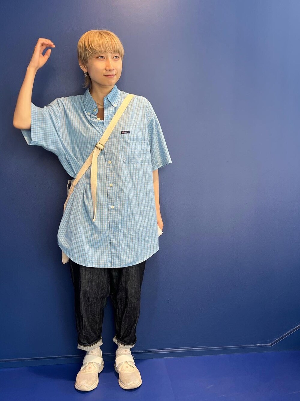 ブルー系のシャツ/ブラウス、ブルー系のデニムパンツ、ホワイト系のスニーカーを着用したレディースの夏コーディネートの1枚目の写真