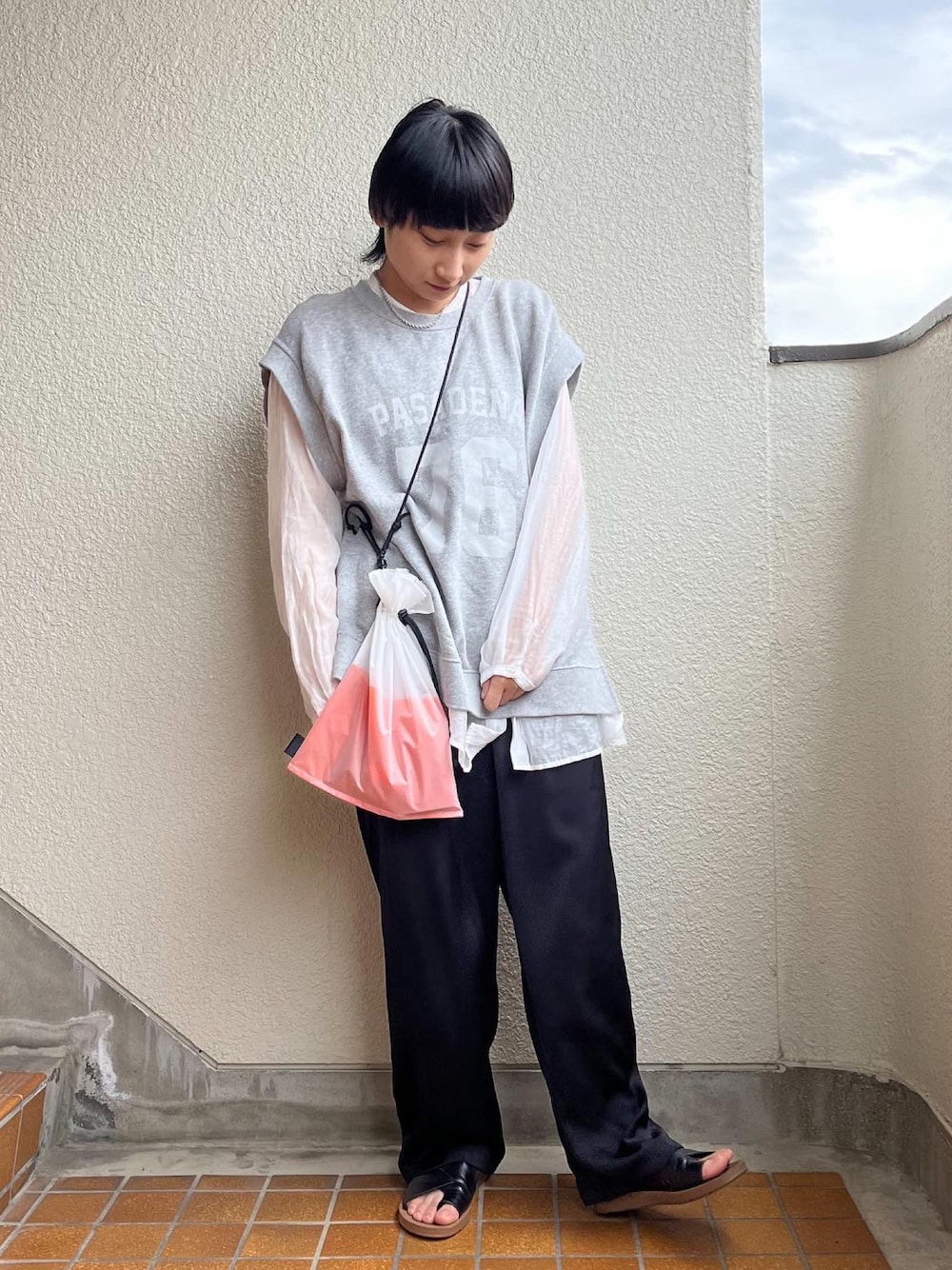 ブラック系のパンツ、グレー系のベスト、ホワイト系のシャツ/ブラウスを着用したレディースの春コーディネートの1枚目の写真