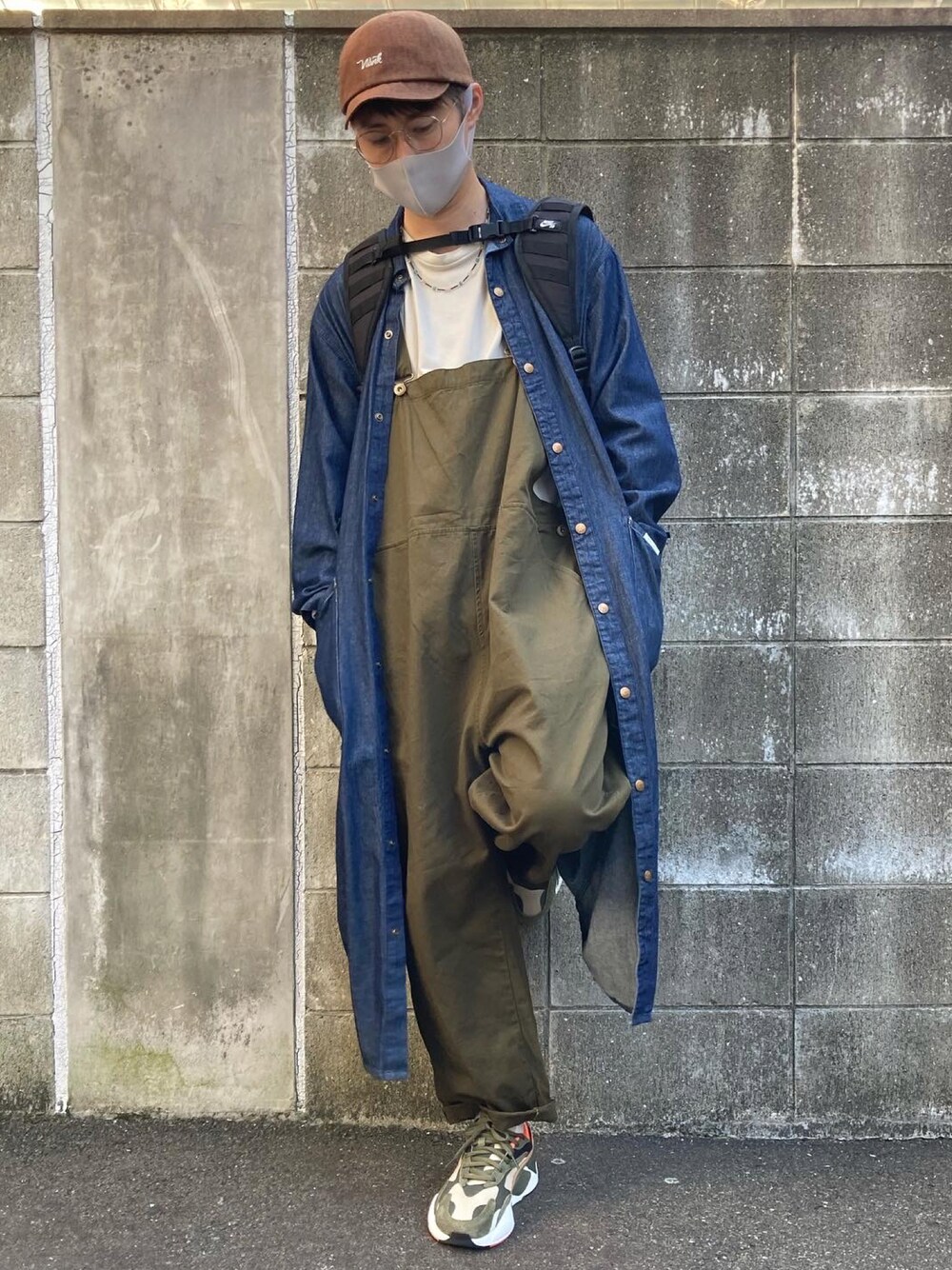 「wearhalloween2021、休日スタイル、オーバーオール、シャツワンピ、秋コーデ、ロングシャツ、デニムシャツ、メガネ男子、おしゃれさんと繋がりたい、古着好きな人と繋がりたい」｜「niko and...のアイテム（キャップ、ブラウン系）」を使った、mongolsoccerさん（メンズ・173cm）の秋コーディネートの1枚目の写真